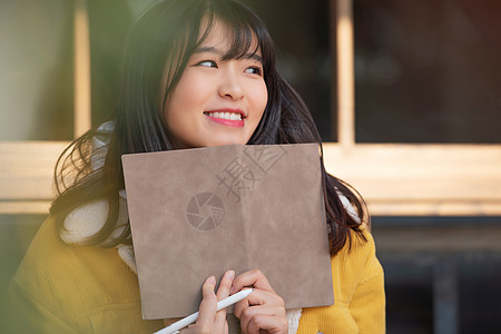 坐着学习的女生坐在咖啡厅学习的女大学生背景