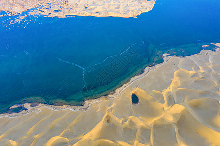 新疆塔克拉玛干沙漠湖泊图片