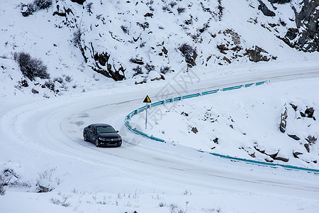 雪天行人新疆冬季雪景山路轮胎背景
