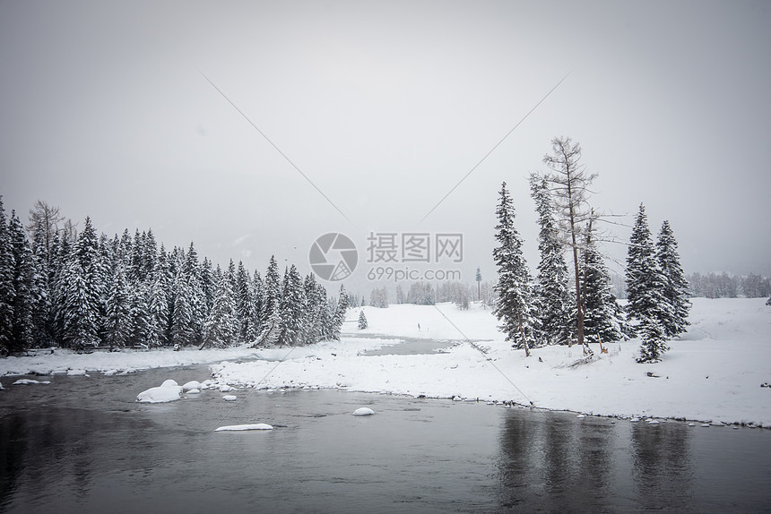 新疆冬季喀纳斯雪景湖泊河流森林图片