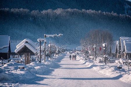 雪花纷飞新疆冬季喀纳斯禾木古村落雪景雪乡背景