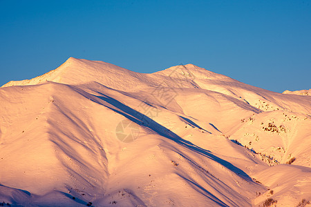 新疆雪山日照金山图片