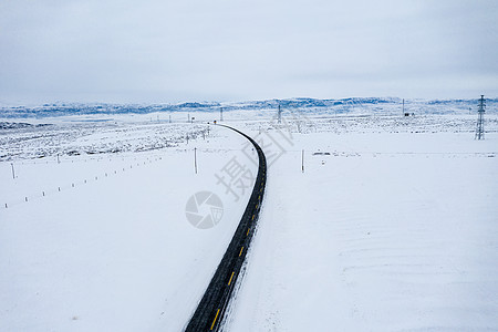 航拍新疆冬季雪原公路图片