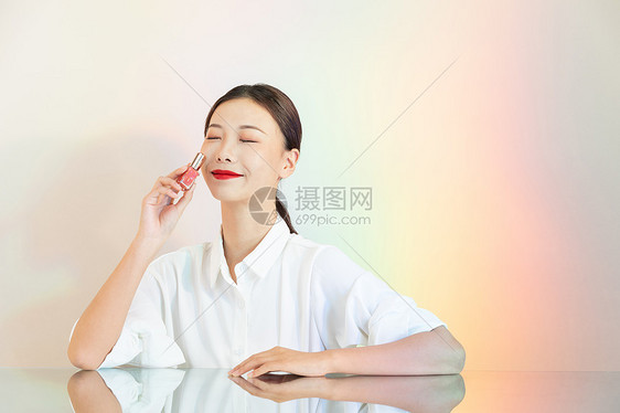 时尚美女拿着口红图片