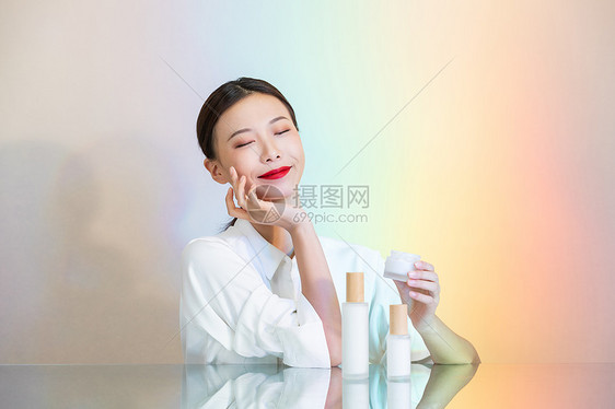 用护肤品的时尚美女图片