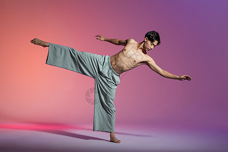 男性舞者舞蹈伸展动作图片