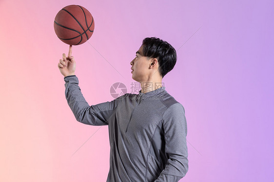 篮球运动员手指转球图片