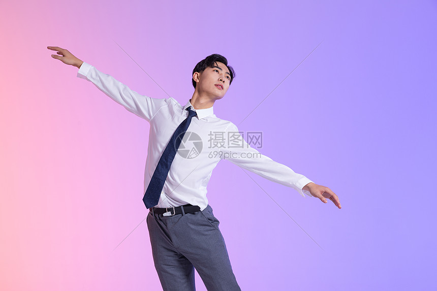 商务男性伸展双臂跳舞图片