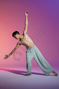 男性舞者舞蹈动作图片