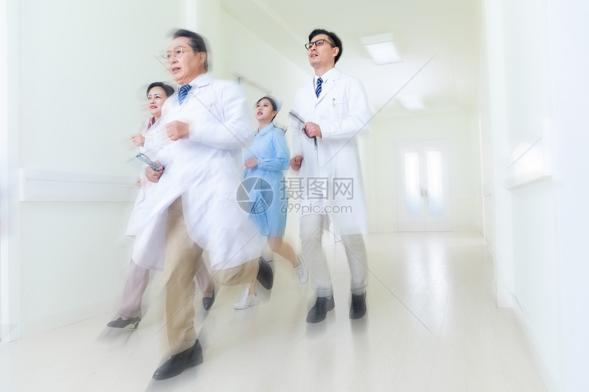 医生护士奔跑抢救图片
