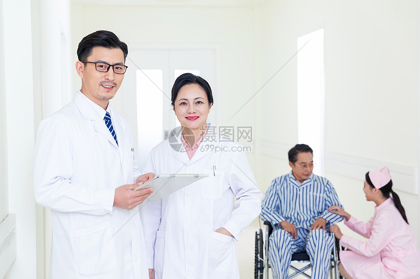 医生患者护士走廊交流