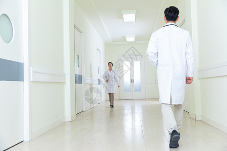 医院走廊上的医生背景图片