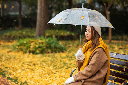 秋季雨天文艺美女公园撑伞高清图片