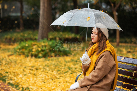 秋季雨天文艺美女公园撑伞图片