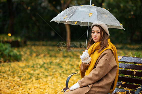 秋季雨天文艺美女公园撑伞图片