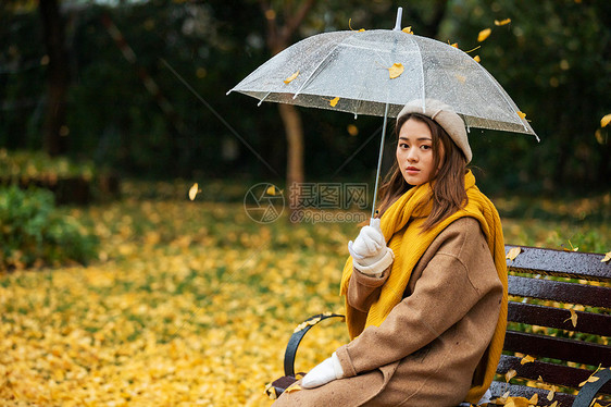 秋季雨天文艺美女公园撑伞图片