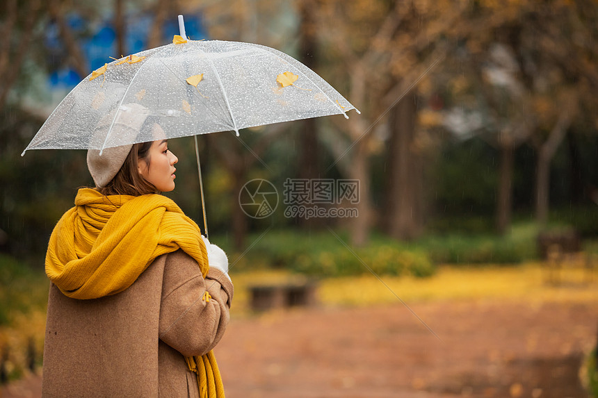 下雨天美女公园里散步图片