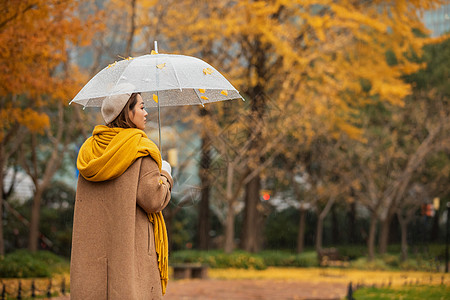 公园散步下雨天美女公园里散步背景