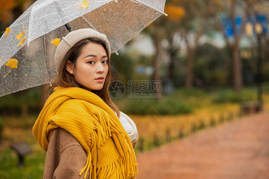 秋季雨天文艺美女撑伞图片