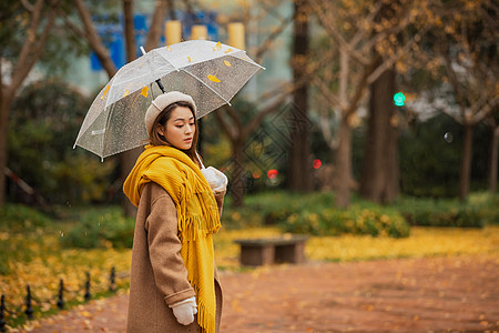 雨伞美女秋季雨天文艺美女撑伞背景