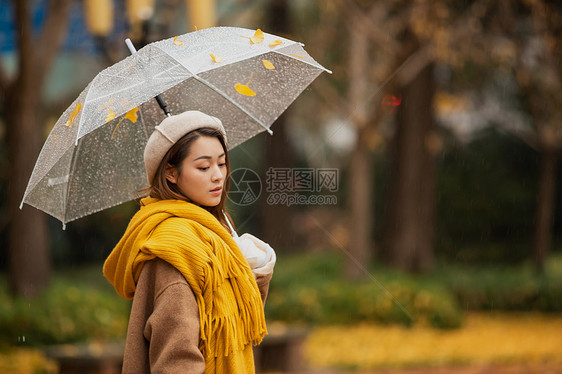 秋季雨天文艺美女撑伞图片