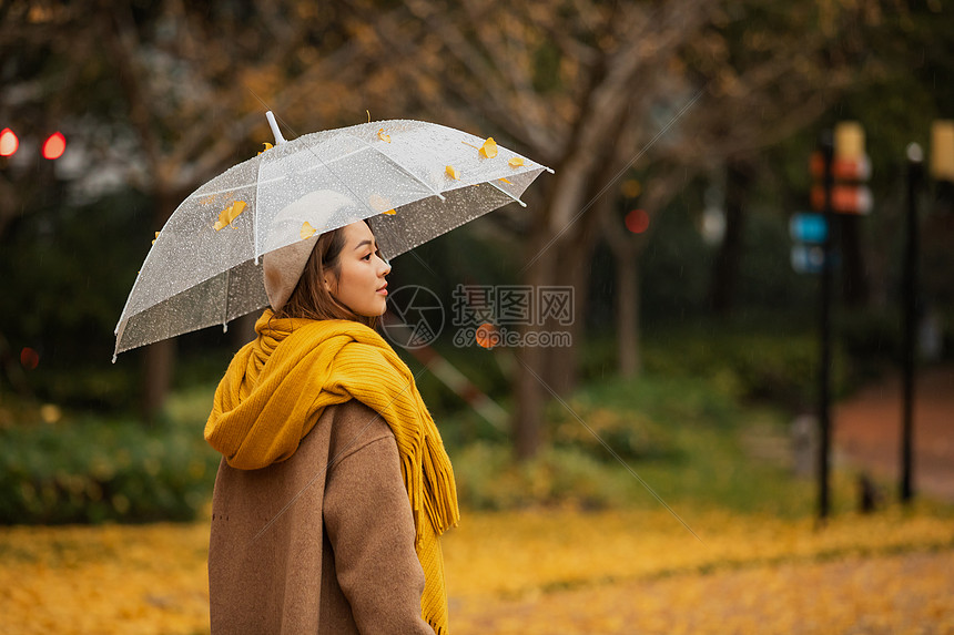 秋季雨天文艺美女撑伞