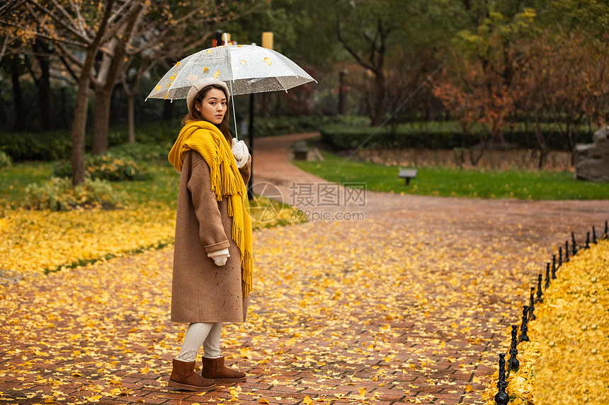 秋季雨天文艺美女撑伞