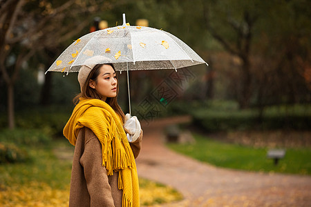 忧郁美女秋季雨天文艺美女撑伞背景