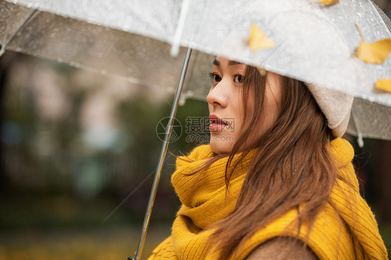 秋季雨天文艺美女撑伞图片