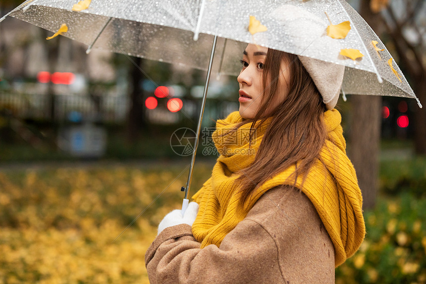 秋季雨天文艺美女撑伞图片