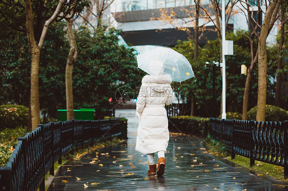 冬季雨天女性撑伞背影图片