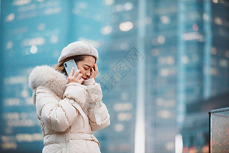 冬季都市悲伤女性打电话图片素材