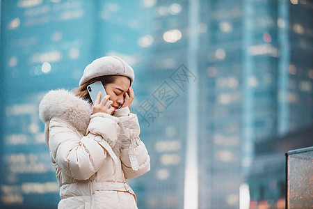 冬季都市悲伤女性打电话背景图片