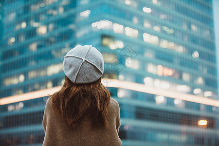 冬季户外孤单女性背影望向远方商务楼图片