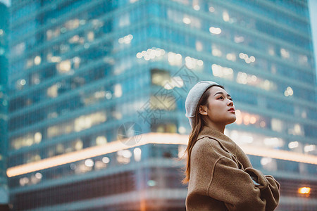 冬季都市美女憧憬未来背景图片