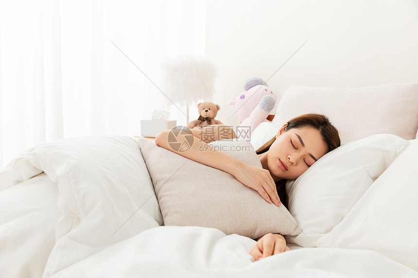 年轻美女床上睡觉图片