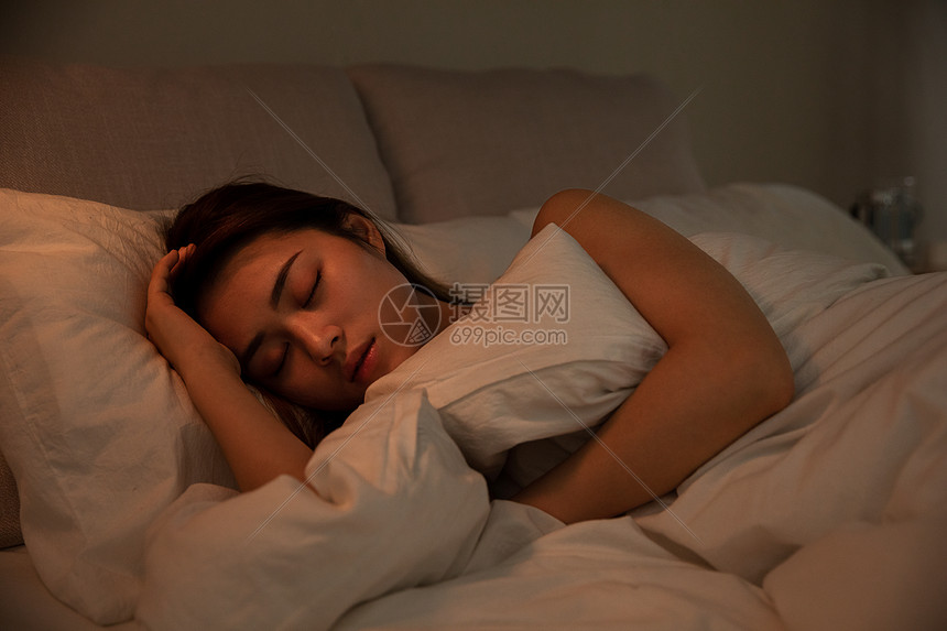 夜晚女性床上睡觉高清图片下载-正版图片501548142-摄图网