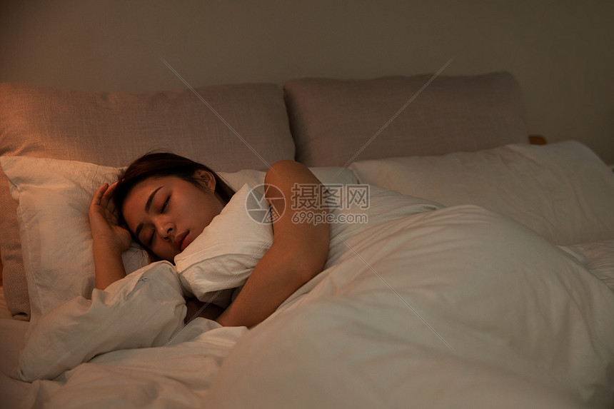 照片 人物情感 夜晚女性抱被子睡觉.