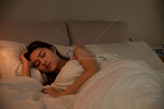 夜晚女性床上睡觉图片
