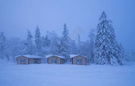 吉林长白山冰雪雾凇风光小房子图片