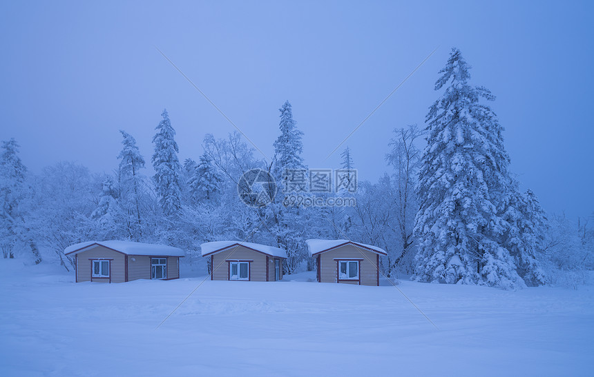 吉林长白山冰雪雾凇风光小房子图片