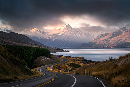 公路美景通往山脉的公路背景