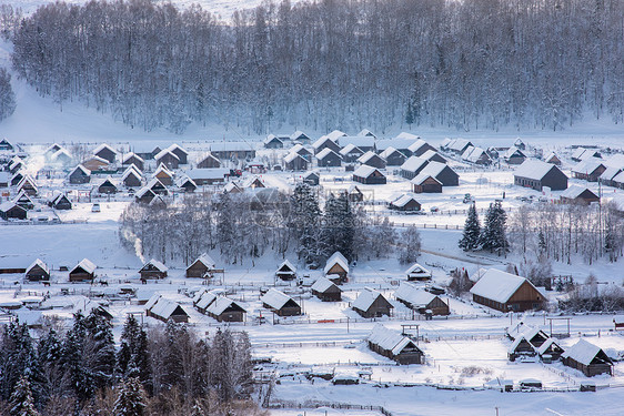 新疆禾木冬季雪景村落木屋风光旅行图片