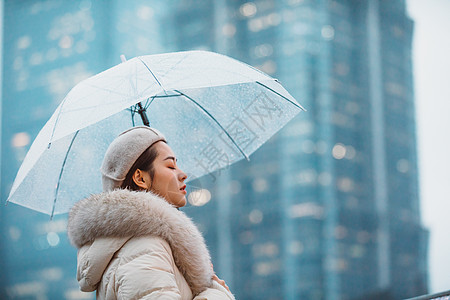 冬季户外孤单女性撑伞图片