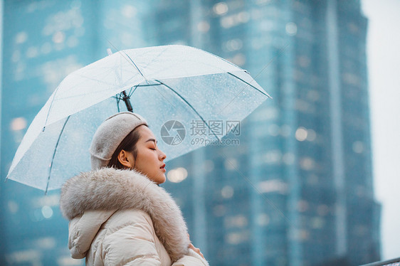 冬季户外孤单女性撑伞图片