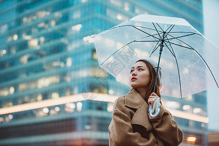 冬季户外孤单女性撑伞图片