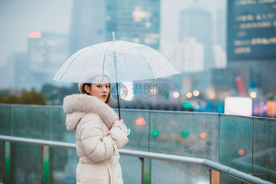 冬季户外孤单女性撑伞图片