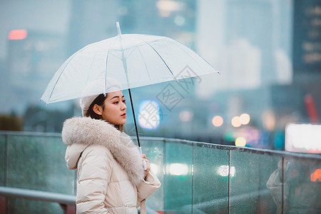 冬季户外孤单女性撑伞图片