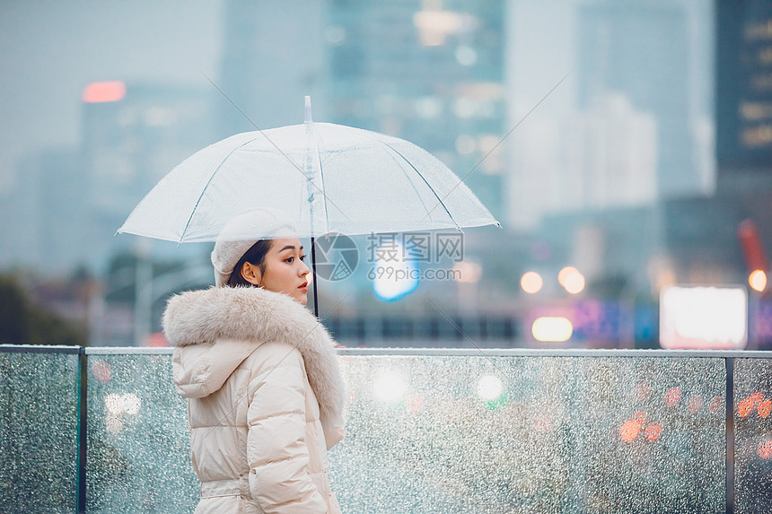 冬季户外孤单女性背影撑伞图片