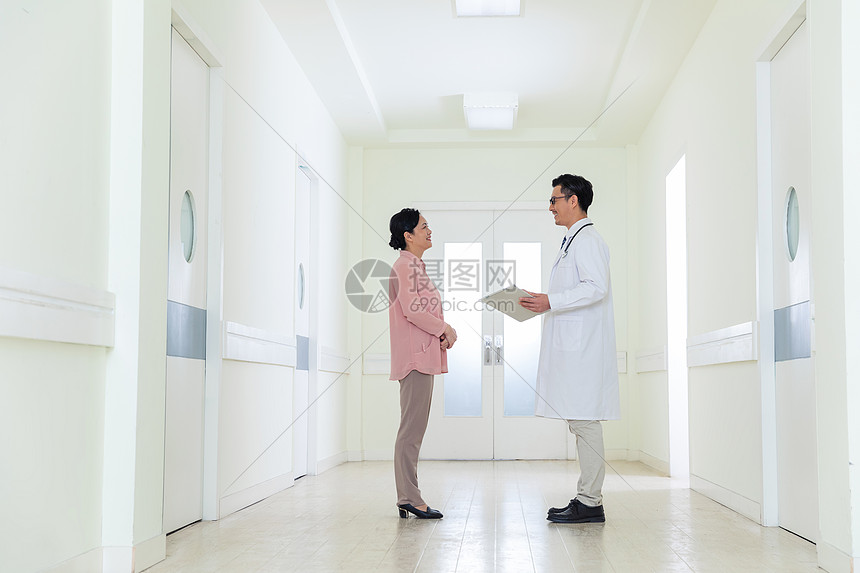 医生与患者走廊聊天图片